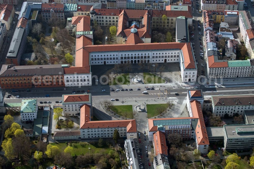 München from above - Ensemble space Geschwister-Scholl-Platz - Ludwigstrasse in the inner city center in the district Maxvorstadt in Munich in the state Bavaria, Germany