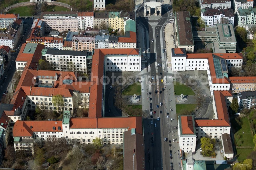 Aerial image München - Ensemble space Geschwister-Scholl-Platz - Ludwigstrasse in the inner city center in the district Maxvorstadt in Munich in the state Bavaria, Germany