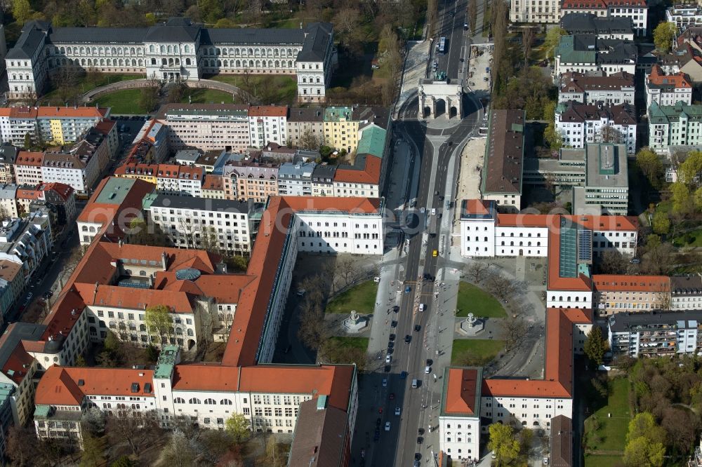 Aerial photograph München - Ensemble space Geschwister-Scholl-Platz - Ludwigstrasse in the inner city center in the district Maxvorstadt in Munich in the state Bavaria, Germany