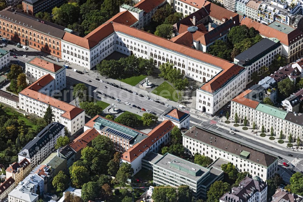 München from the bird's eye view: Ensemble space Geschwister-Scholl-Platz - Ludwigstrasse in the inner city center in the district Maxvorstadt in Munich in the state Bavaria, Germany