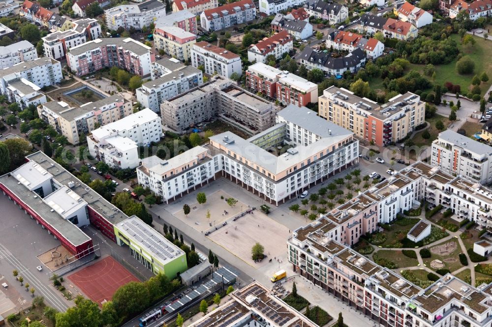 Aerial image Frankfurt am Main - Ensemble space Gravensteiner Platz in the inner city center in the district Preungesheim in Frankfurt in the state Hesse, Germany