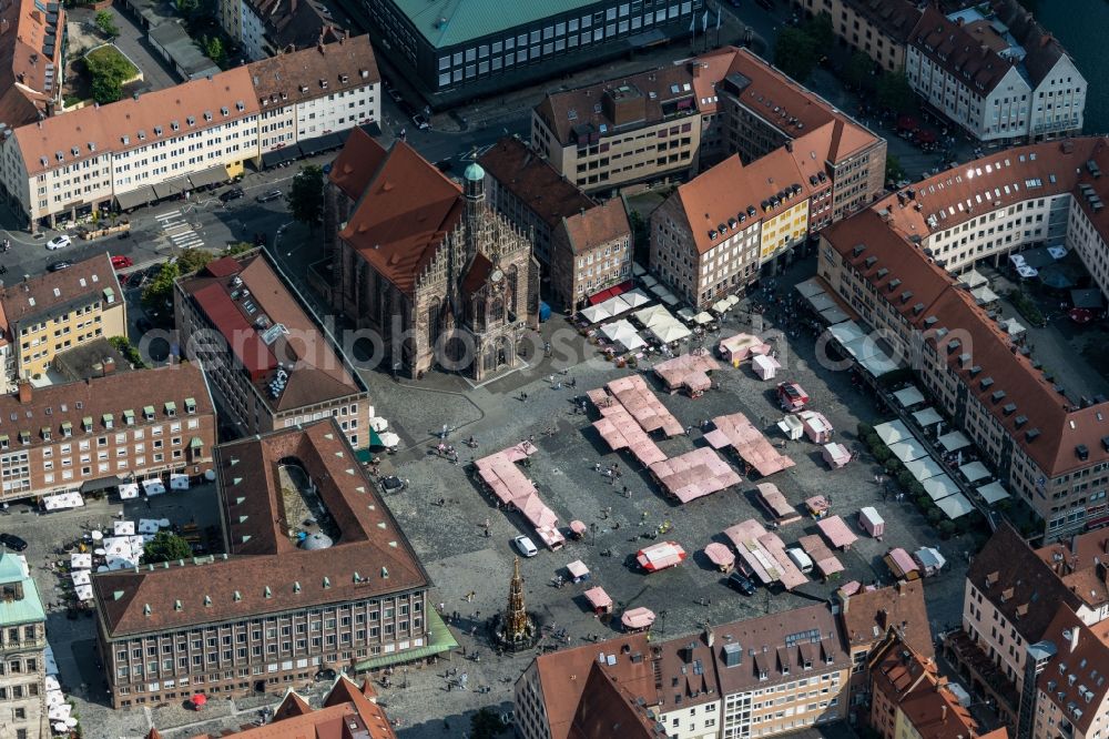 Nürnberg from the bird's eye view: Ensemble space Hauptmarkt Nuernberg in the inner city center in Nuremberg in the state Bavaria, Germany