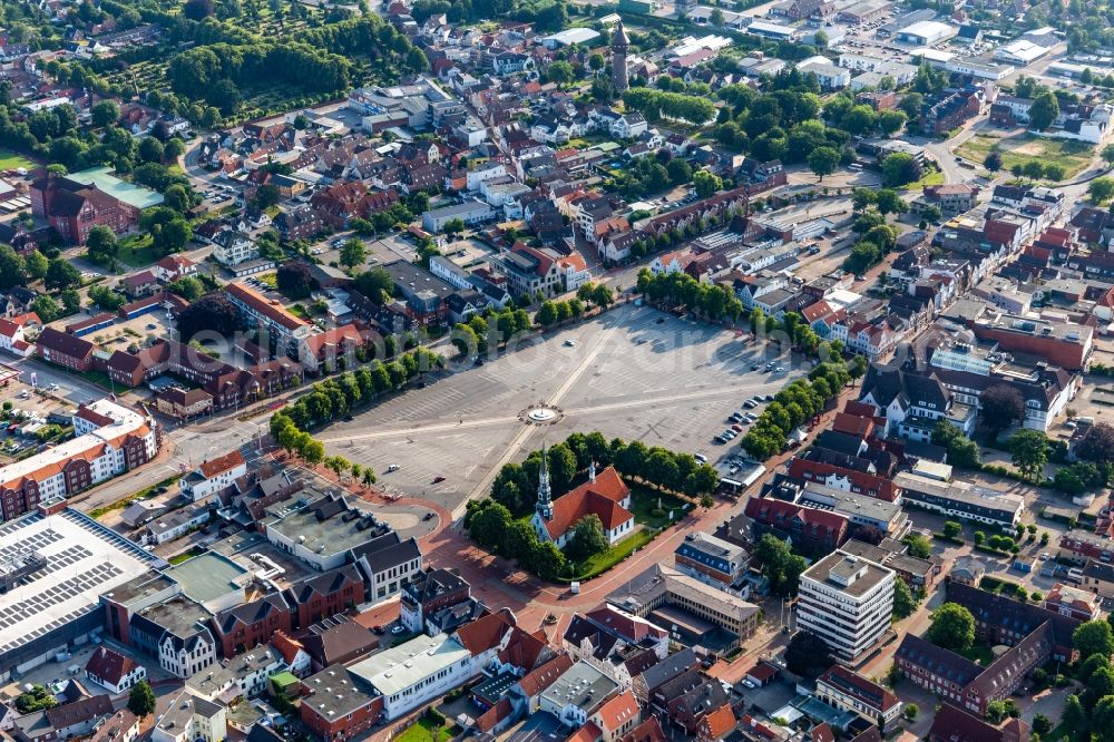 Aerial photograph Heide - Ensemble space an place Heider Marktplatz in the inner city center in Heide in the state Schleswig-Holstein, Germany