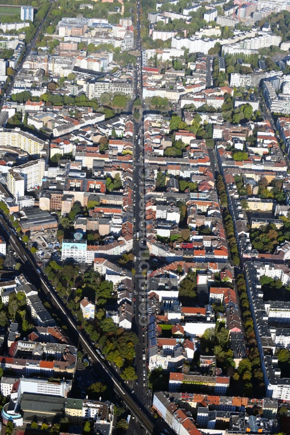 Aerial image Berlin - Ensemble space Heinrichplatz - Oranienstrasse, Skalitzer Strasse in the inner city center in the district Kreuzberg in Berlin, Germany