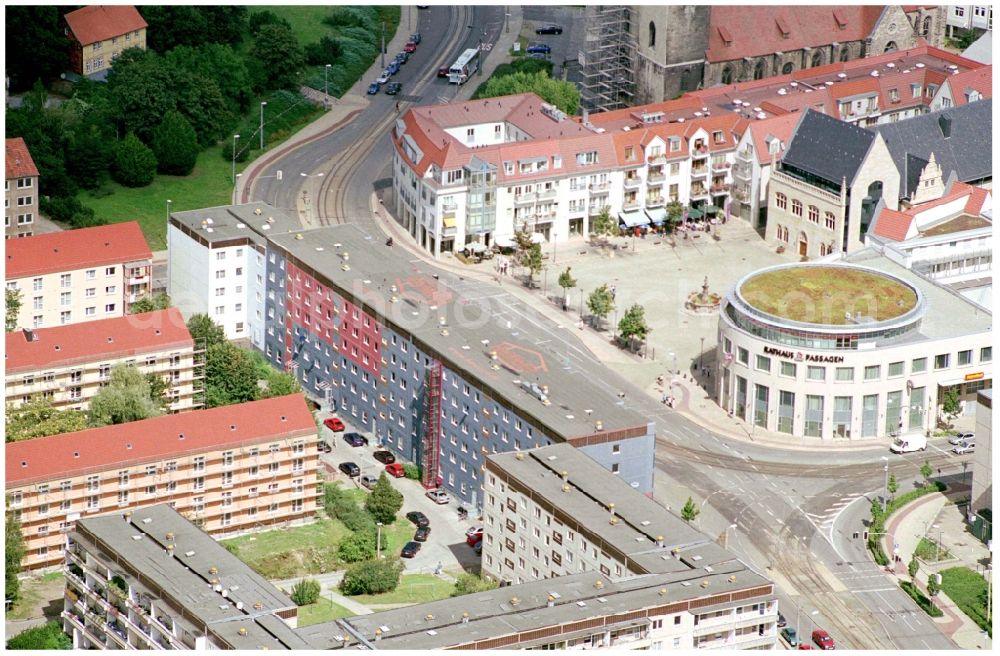 Halberstadt from the bird's eye view: Ensemble space an place Holzmarkt in the inner city center in Halberstadt in the state Saxony-Anhalt, Germany