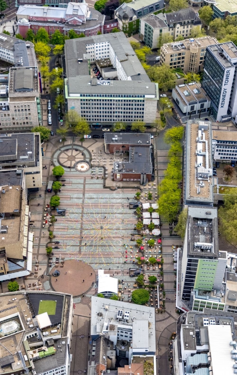 Essen from above - Ensemble space an place Kennedyplatz in the inner city center in the district Stadtkern in Essen at Ruhrgebiet in the state North Rhine-Westphalia, Germany