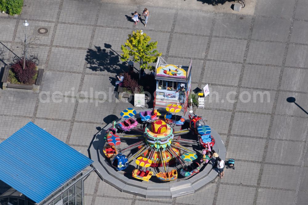 Konstanz from the bird's eye view: Ensemble space an place with Kinderkarussell on Franz-Knapp-Passage in the inner city center in the district Altstadt in Konstanz at Bodensee in the state Baden-Wuerttemberg, Germany