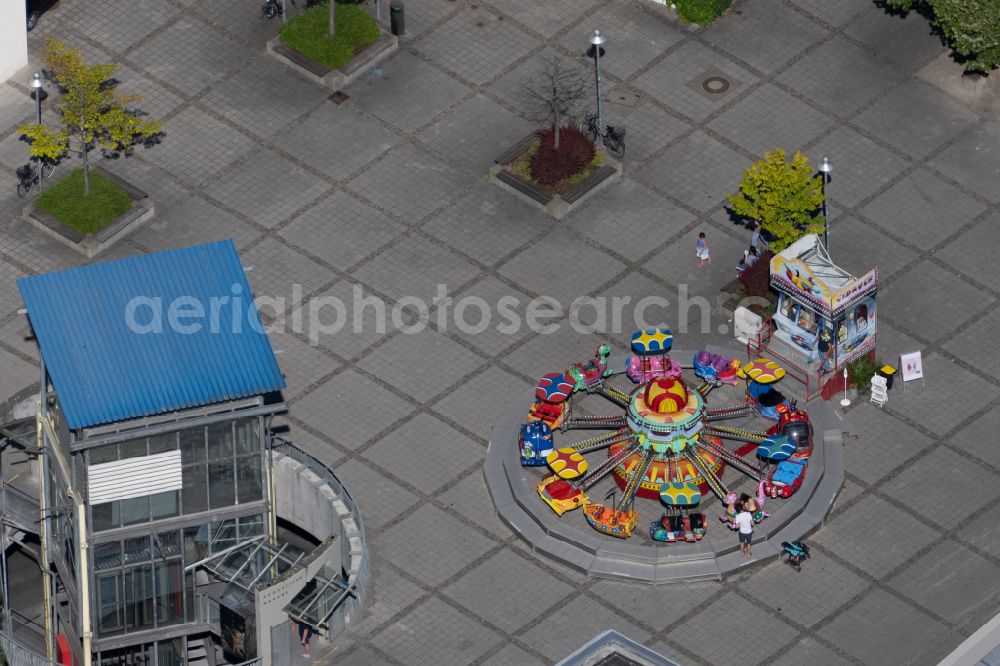 Aerial photograph Konstanz - Ensemble space an place with Kinderkarussell on Franz-Knapp-Passage in the inner city center in the district Altstadt in Konstanz at Bodensee in the state Baden-Wuerttemberg, Germany