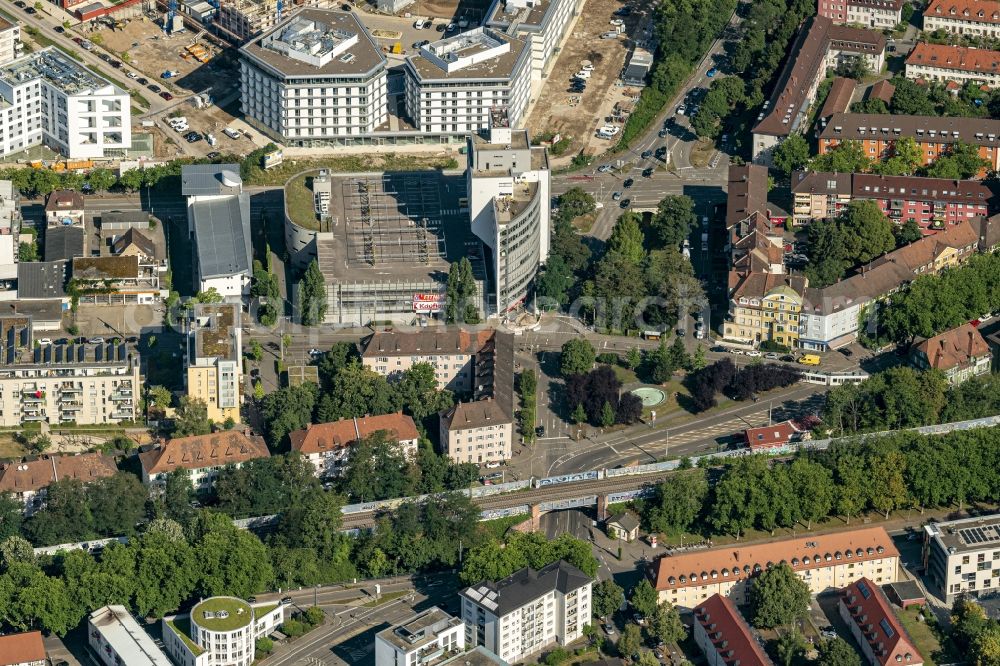 Aerial photograph Freiburg im Breisgau - Ensemble space an place onKomturplatz in the inner city center in Freiburg im Breisgau in the state Baden-Wuerttemberg, Germany