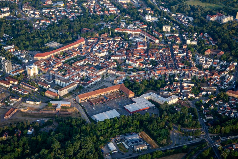 Aerial photograph Germersheim - Ensemble space Luitpold-place with Kreisverwaltung Germersheim, Landkreis Germersheim, WIFOe in the inner city center and FMZ Stadtkaserne in Germersheim in the state Rhineland-Palatinate, Germany