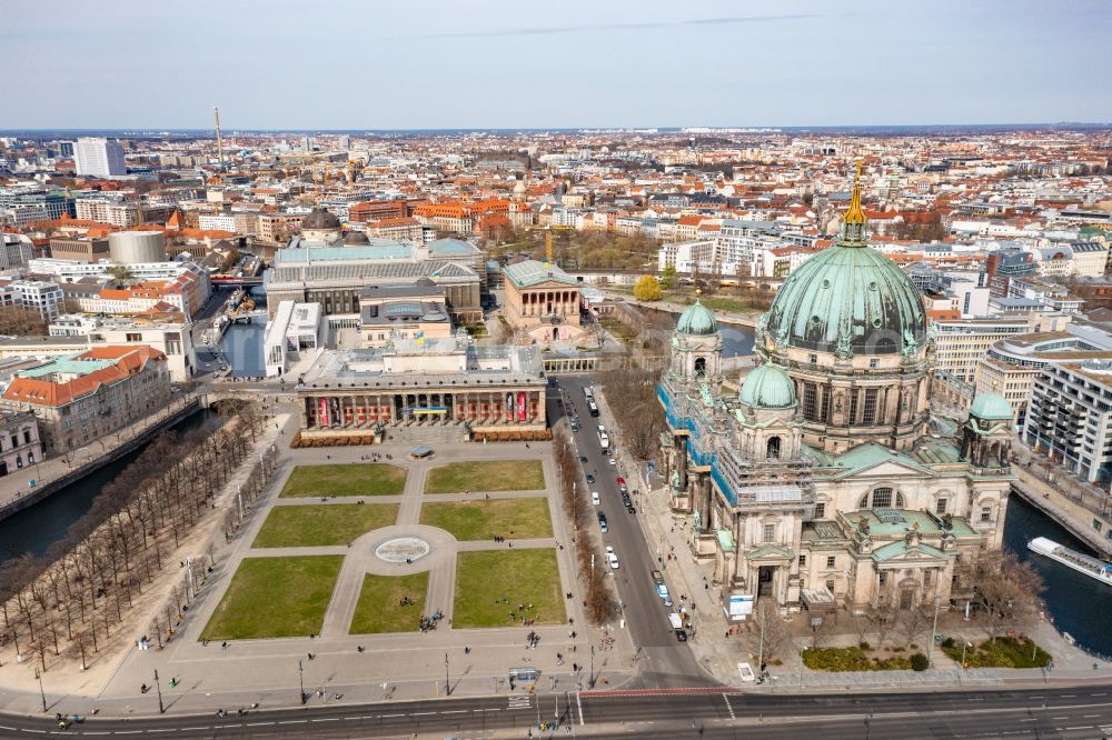 Berlin from above - Ensemble space Lustgarten - Altes Museum in the inner city center in the district Mitte in Berlin, Germany