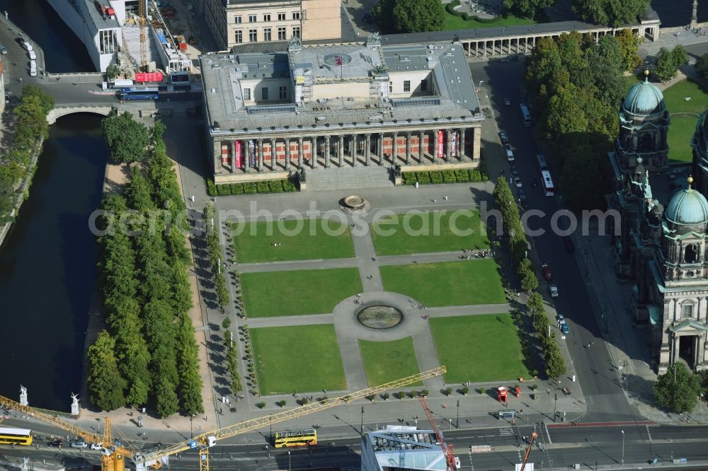 Aerial photograph Berlin - Ensemble space Lustgarten - Altes Museum in the inner city center in the district Mitte in Berlin, Germany