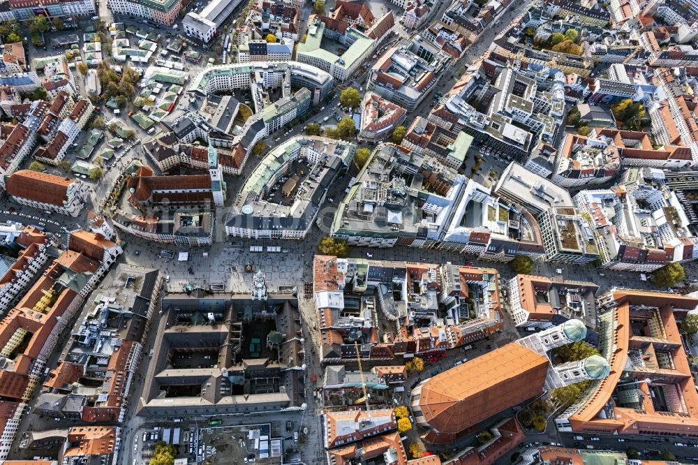 München from the bird's eye view: Ensemble space Marienplatz on Town Hall in the inner city center in Munich in the state Bavaria, Germany