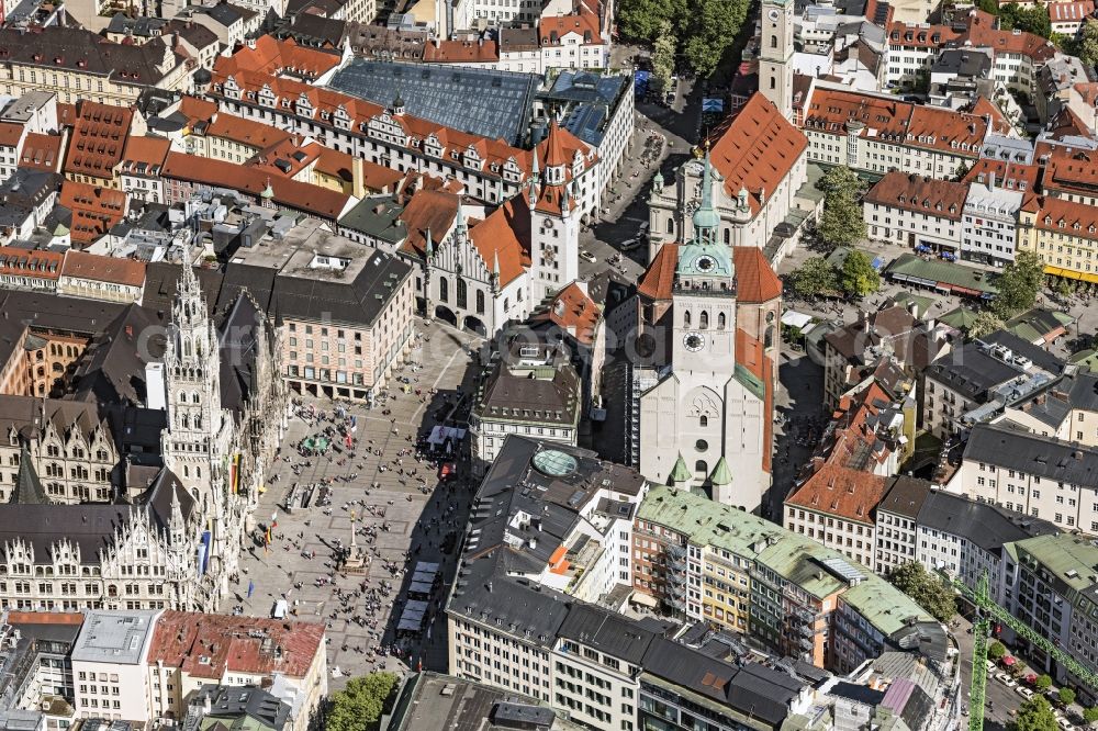 München from the bird's eye view: Ensemble space Marienplatz on Town Hall in the inner city center in Munich in the state Bavaria, Germany