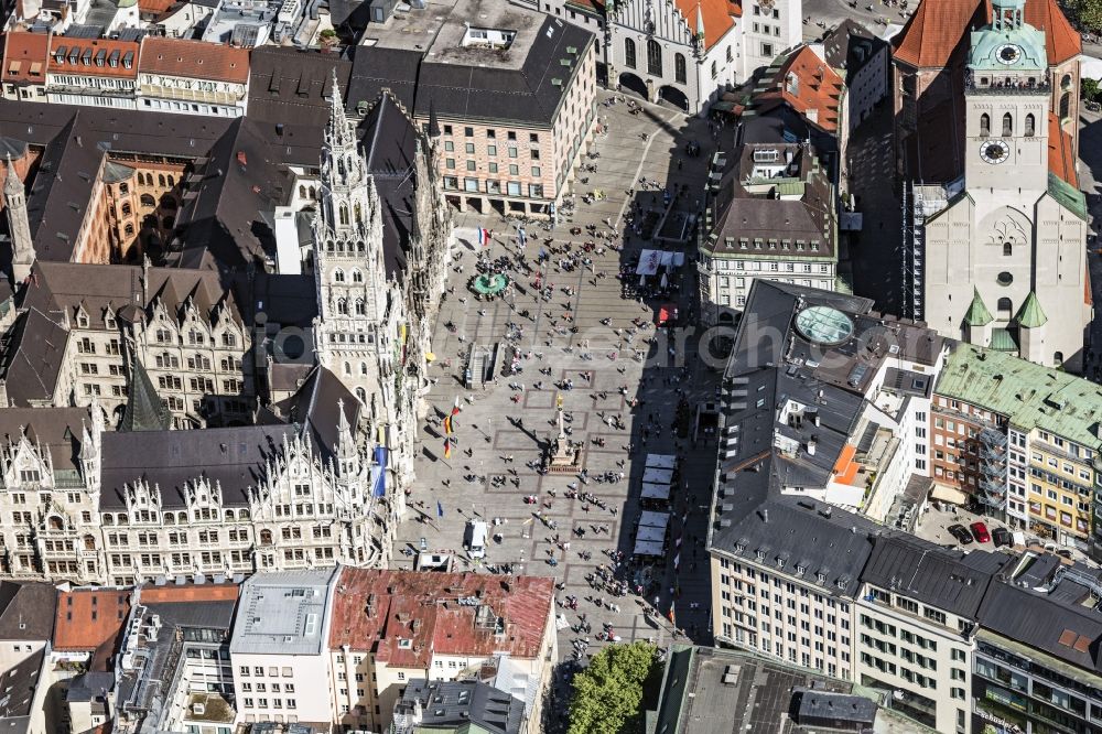 München from the bird's eye view: Ensemble space Marienplatz on Town Hall in the inner city center in Munich in the state Bavaria, Germany