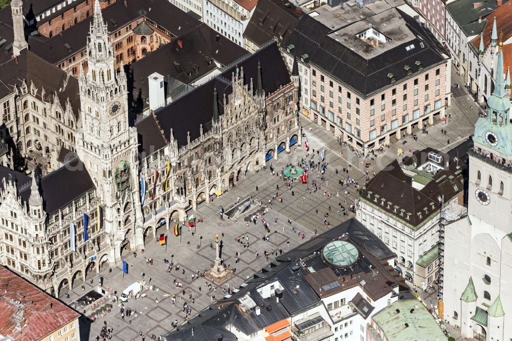 München from the bird's eye view: Ensemble space Marienplatz on Town Hall in the inner city center in Munich in the state Bavaria, Germany