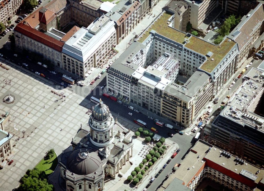 Berlin from the bird's eye view: Ensemble space Markgrafenstrasse - Mohrenstrasse on Deutscher Dom on Gendarmenmarkt in the inner city center in the district Mitte in Berlin, Germany