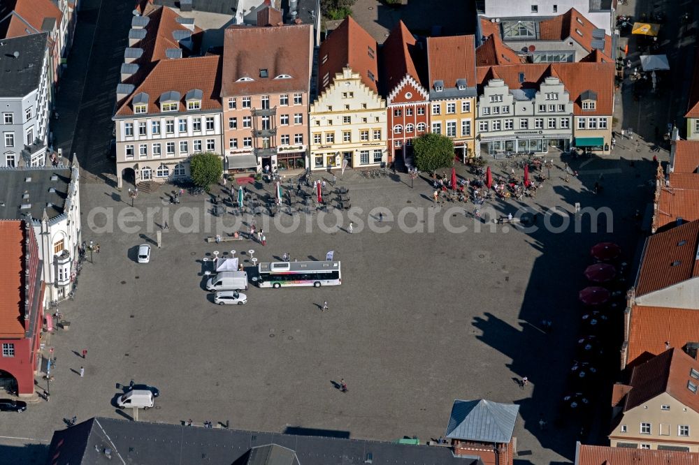 Aerial image Greifswald - Ensemble space an place market in the old town and downtown area in the inner city center in Greifswald in the state Mecklenburg - Western Pomerania, Germany