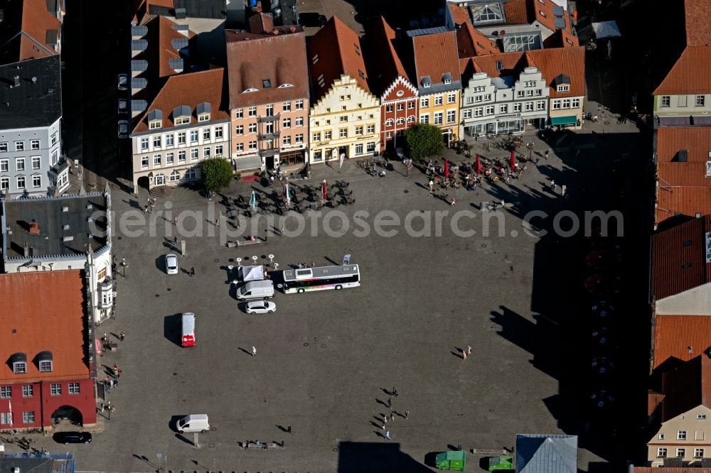 Aerial image Greifswald - Ensemble space an place market in the old town and downtown area in the inner city center in Greifswald in the state Mecklenburg - Western Pomerania, Germany