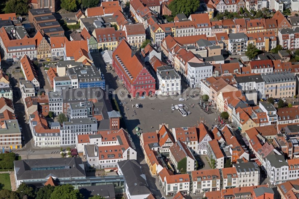 Aerial image Greifswald - Ensemble space an place market with the town hall in the old town and downtown area in the inner city center in Greifswald in the state Mecklenburg - Western Pomerania, Germany