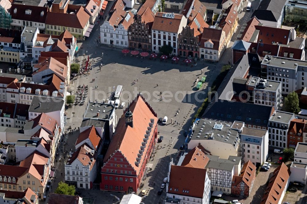 Greifswald from the bird's eye view: Ensemble space an place market with the town hall in the old town and downtown area in the inner city center in Greifswald in the state Mecklenburg - Western Pomerania, Germany