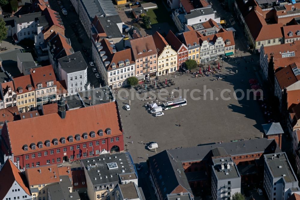 Aerial image Greifswald - Ensemble space an place market with the town hall in the old town and downtown area in the inner city center in Greifswald in the state Mecklenburg - Western Pomerania, Germany