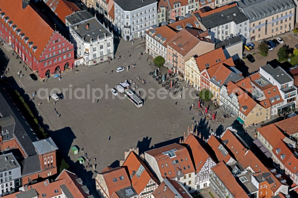 Aerial photograph Greifswald - Ensemble space an place market with the town hall in the old town and downtown area in the inner city center in Greifswald in the state Mecklenburg - Western Pomerania, Germany