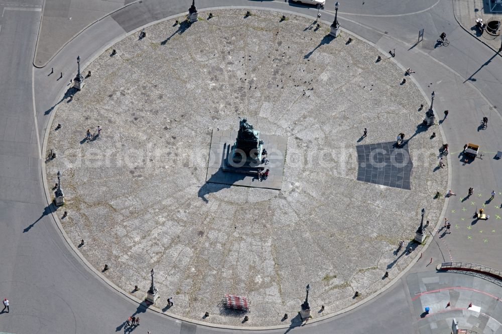 München from the bird's eye view: Square ensemble Max-Joseph-Platz with monument to King Max I. Joseph in the city center of the old town in Munich in the state Bavaria, Germany