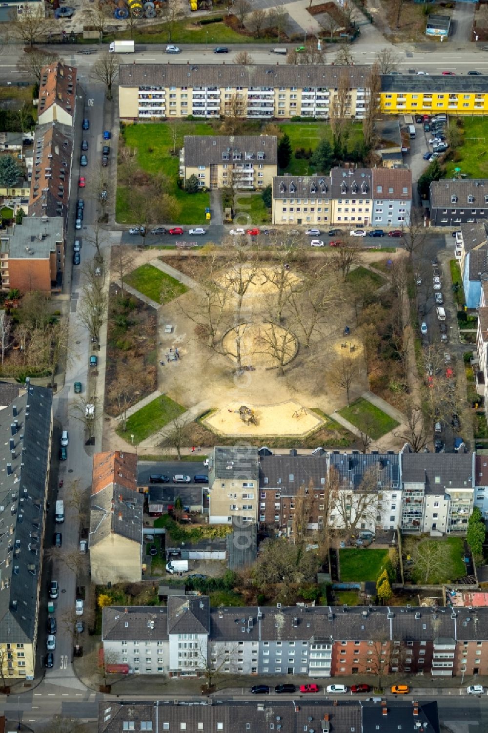 Aerial image Gelsenkirchen - Ensemble space Moentingplatz in the inner city center in Gelsenkirchen in the state North Rhine-Westphalia, Germany