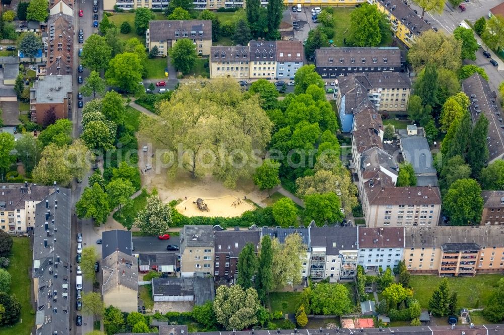 Gelsenkirchen from the bird's eye view: Ensemble space Moentingplatz in the inner city center in Gelsenkirchen at Ruhrgebiet in the state North Rhine-Westphalia, Germany