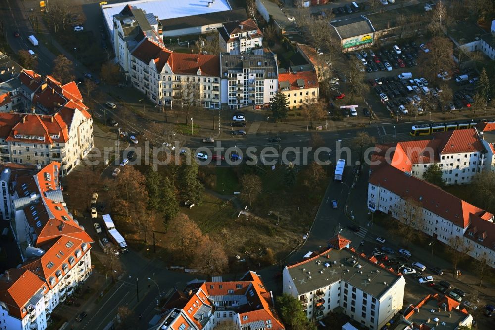 Berlin from the bird's eye view: Ensemble space an place Pastor-Niemoeller-Platz in the inner city center in the district Niederschoenhausen in Berlin, Germany