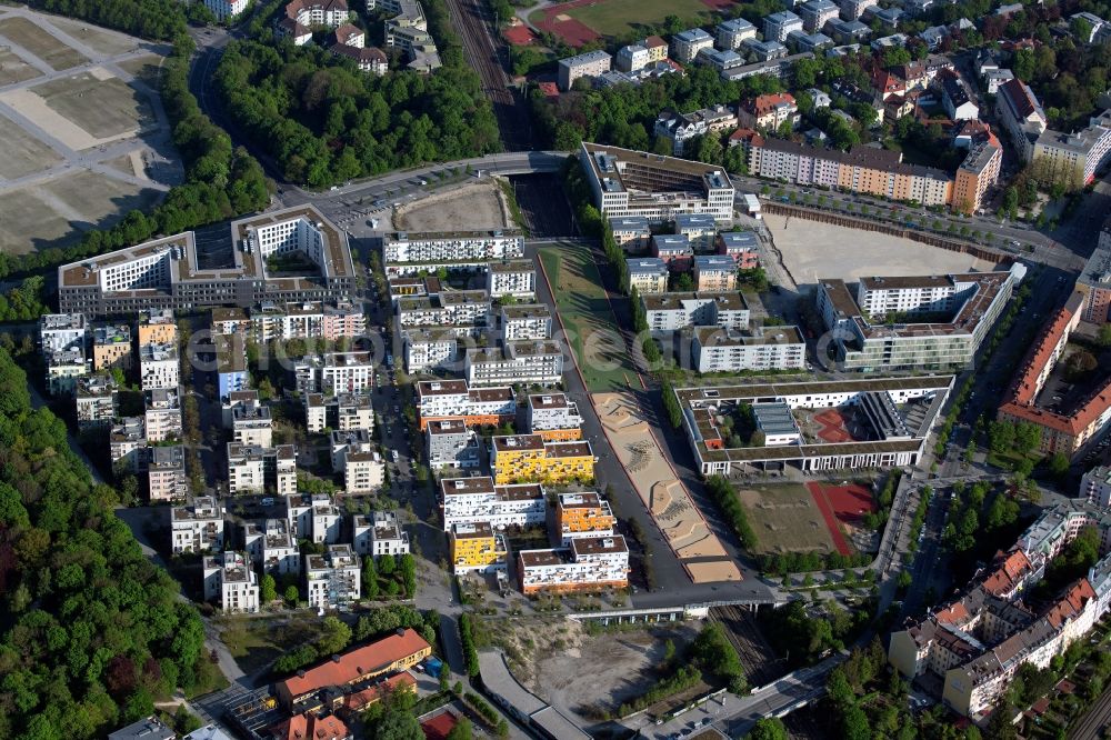 München from above - Square ensemble Quartiersplatz Theresienhoehe in the urban area on Max-Hirschberg-Weg in the district Schwantalerhoehe in Munich in the state Bavaria, Germany