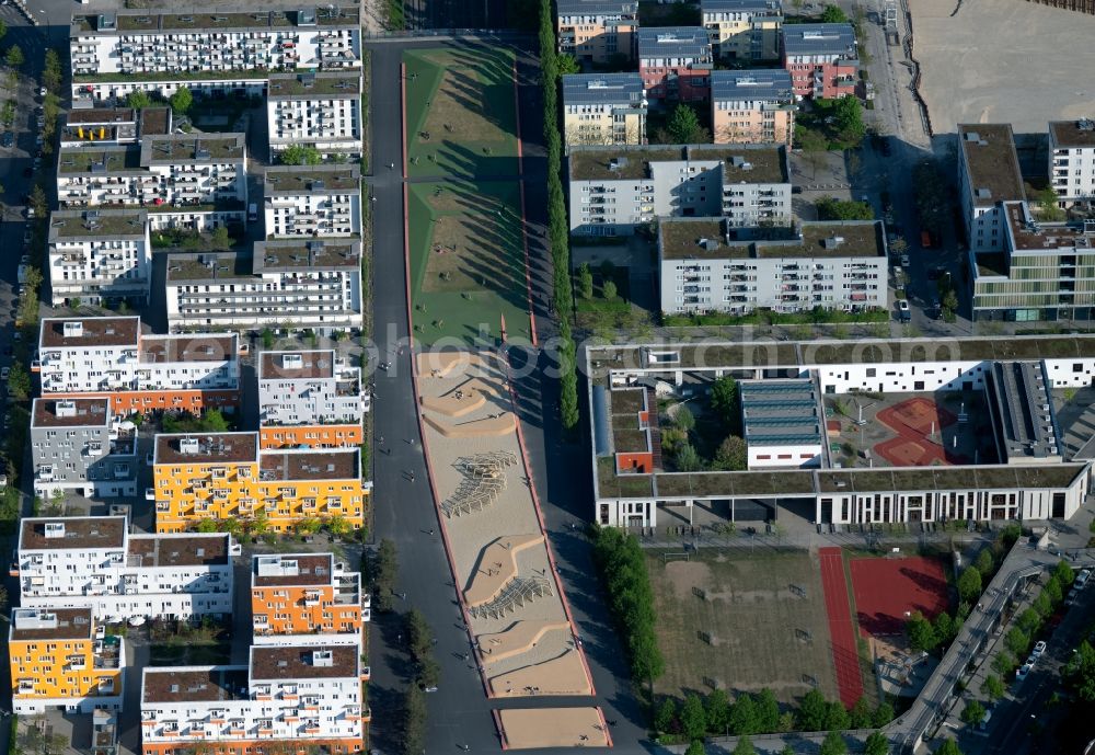 Aerial image München - Square ensemble Quartiersplatz Theresienhoehe in the urban area on Max-Hirschberg-Weg in the district Schwantalerhoehe in Munich in the state Bavaria, Germany