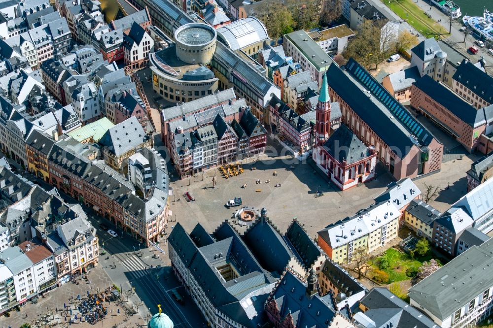 Frankfurt am Main from the bird's eye view: Ensemble space Roemerberg in the inner city center in the district Innenstadt in Frankfurt in the state Hesse, Germany