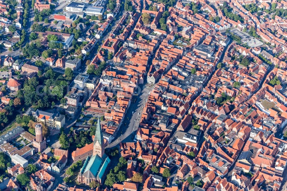 Aerial photograph Lüneburg - Ensemble space Am Sande in the inner city center in Lueneburg in the state Lower Saxony, Germany