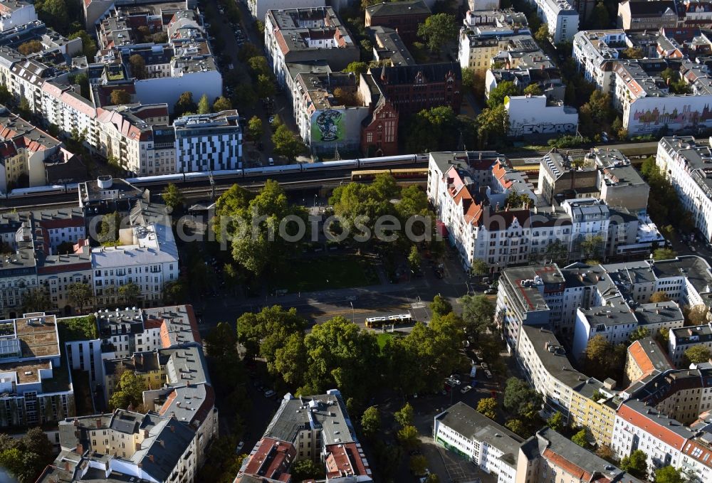 Aerial photograph Berlin - Ensemble space Savignyplatz in the inner city center in the district Charlottenburg in Berlin, Germany