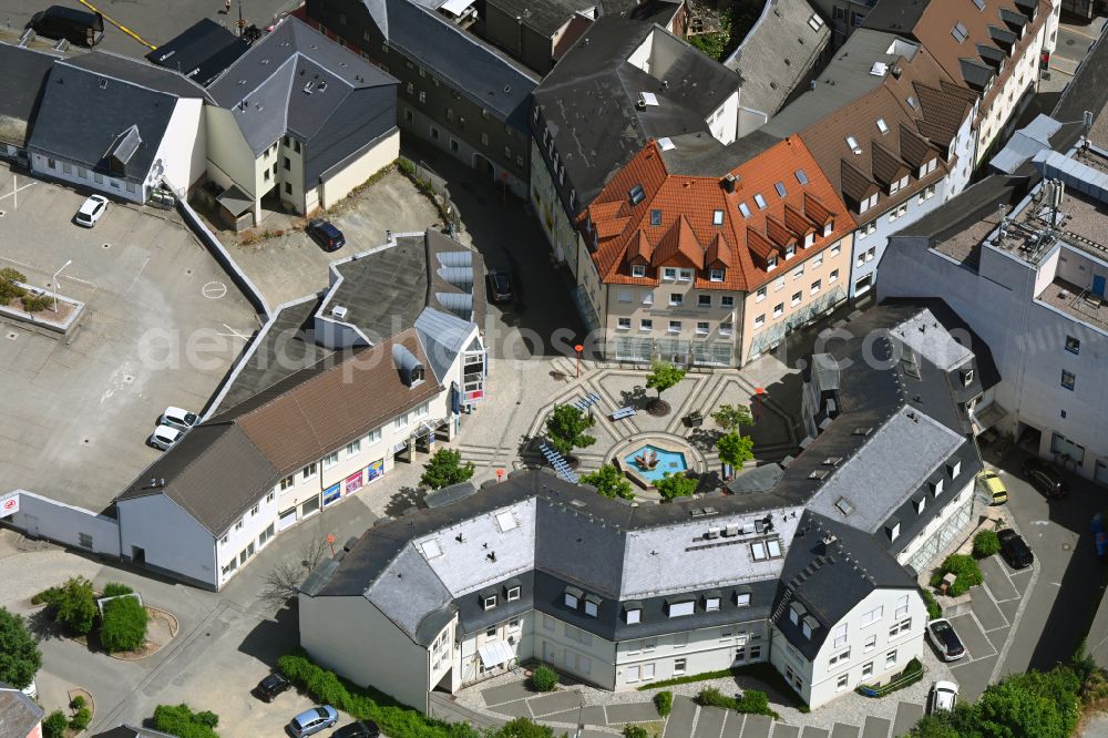 Zeulenroda-Triebes from above - Ensemble space an place with dem Stadtbrunnen - Blumenbrunnen in the inner city center on street Schleizer Strasse in Zeulenroda-Triebes in the state Thuringia, Germany