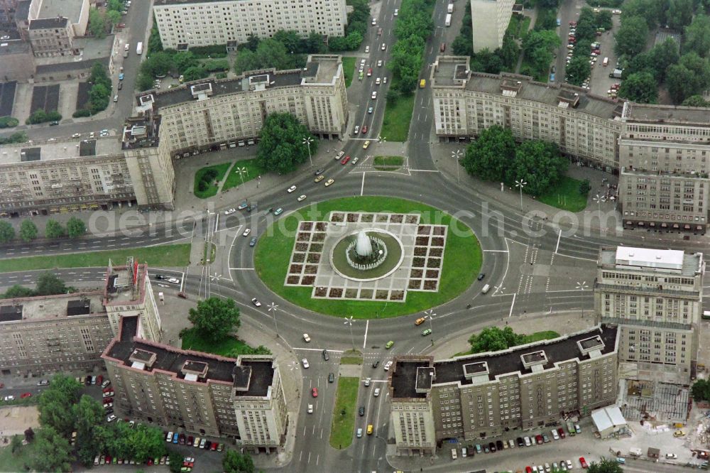 Berlin from the bird's eye view: Ensemble space Strausberger Platz in the inner city center in the district Friedrichshain in Berlin, Germany