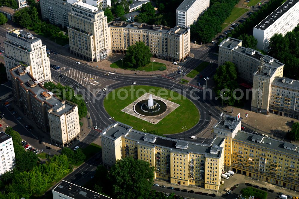 Aerial photograph Berlin - Ensemble space Strausberger Platz in the inner city center in the district Friedrichshain in Berlin, Germany