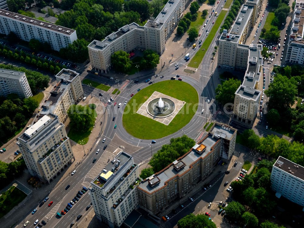 Aerial image Berlin - Ensemble space Strausberger Platz in the inner city center in the district Friedrichshain in Berlin, Germany