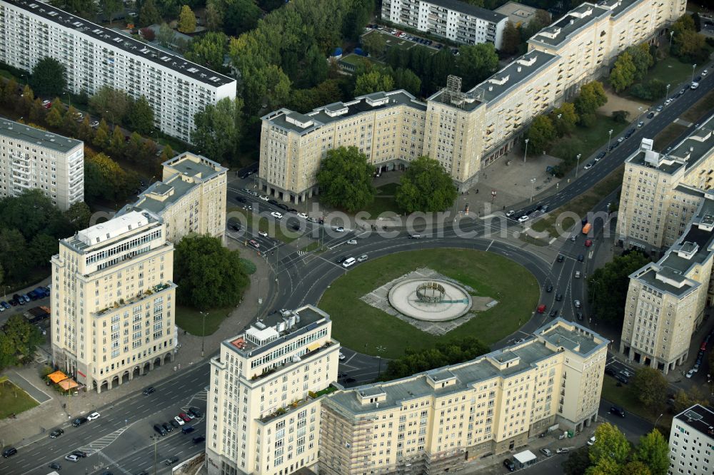 Aerial photograph Berlin - Ensemble space Strausberger Platz in the inner city center in the district Friedrichshain in Berlin, Germany