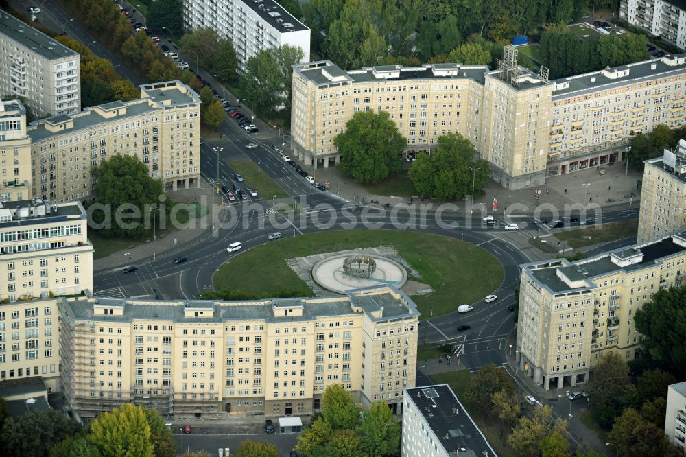 Berlin from the bird's eye view: Ensemble space Strausberger Platz in the inner city center in the district Friedrichshain in Berlin, Germany