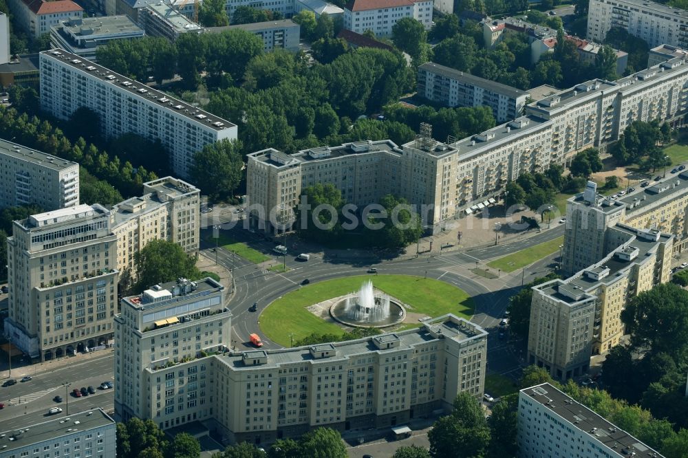 Aerial photograph Berlin - Ensemble space Strausberger Platz in the inner city center in the district Friedrichshain in Berlin, Germany