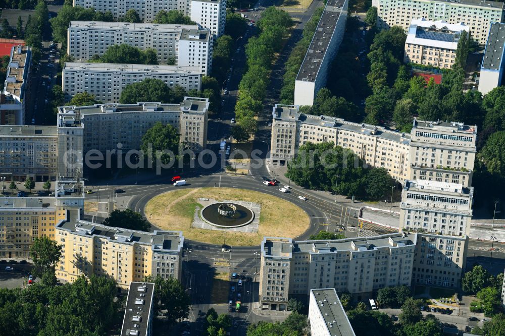 Aerial image Berlin - Ensemble space Strausberger Platz in the inner city center in the district Friedrichshain in Berlin, Germany