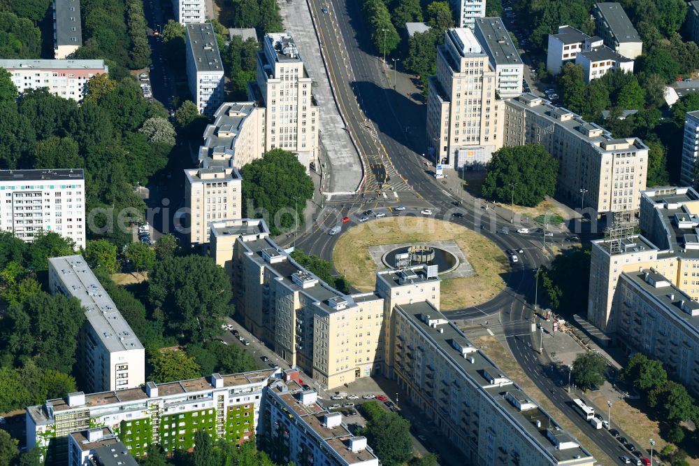 Aerial image Berlin - Ensemble space Strausberger Platz in the inner city center in the district Friedrichshain in Berlin, Germany