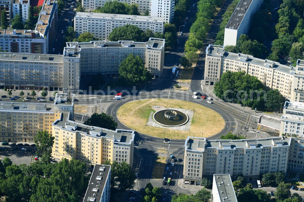 Aerial photograph Berlin - Ensemble space Strausberger Platz in the inner city center in the district Friedrichshain in Berlin, Germany