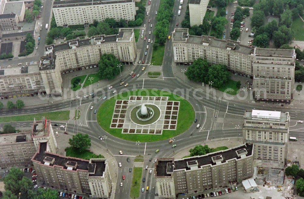 Berlin from the bird's eye view: Ensemble space Strausberger Platz in the inner city center in the district Friedrichshain in Berlin, Germany