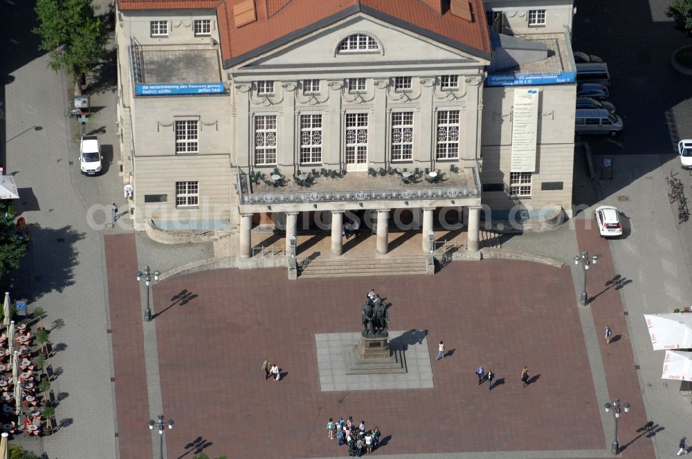 Weimar from the bird's eye view: Ensemble space an place Theaterplatz with dem Goethe-Schiller-Denkmal bevore the theater Deutsches Nationaltheater in the inner city center in Weimar in the state Thuringia, Germany