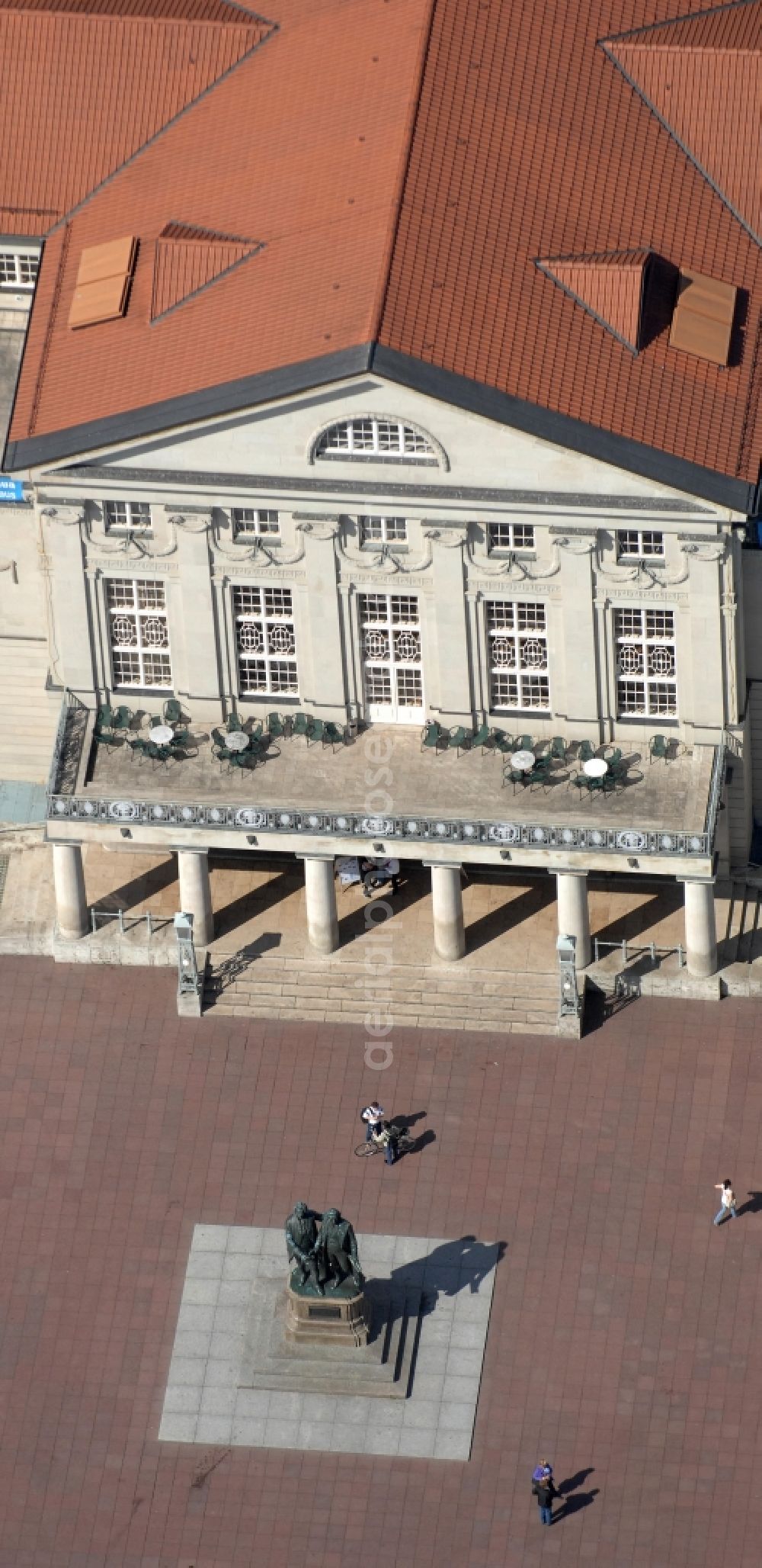 Aerial photograph Weimar - Ensemble space an place Theaterplatz with dem Goethe-Schiller-Denkmal bevore the theater Deutsches Nationaltheater in the inner city center in Weimar in the state Thuringia, Germany