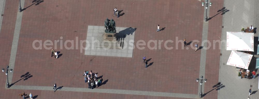 Weimar from the bird's eye view: Ensemble space an place Theaterplatz with dem Goethe-Schiller-Denkmal bevore the theater Deutsches Nationaltheater in the inner city center in Weimar in the state Thuringia, Germany